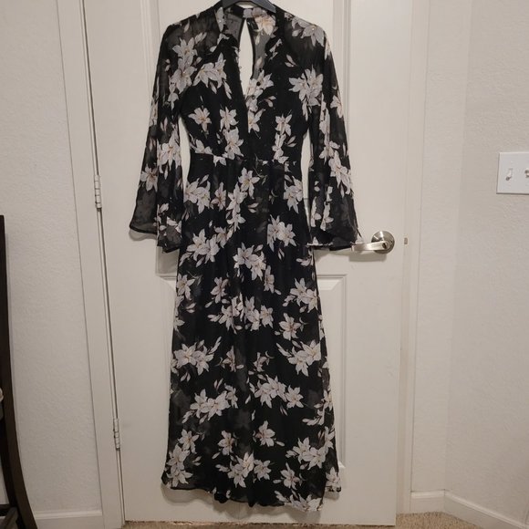 Chic Black Floral Maxi Dress - Picture 2 of 5
